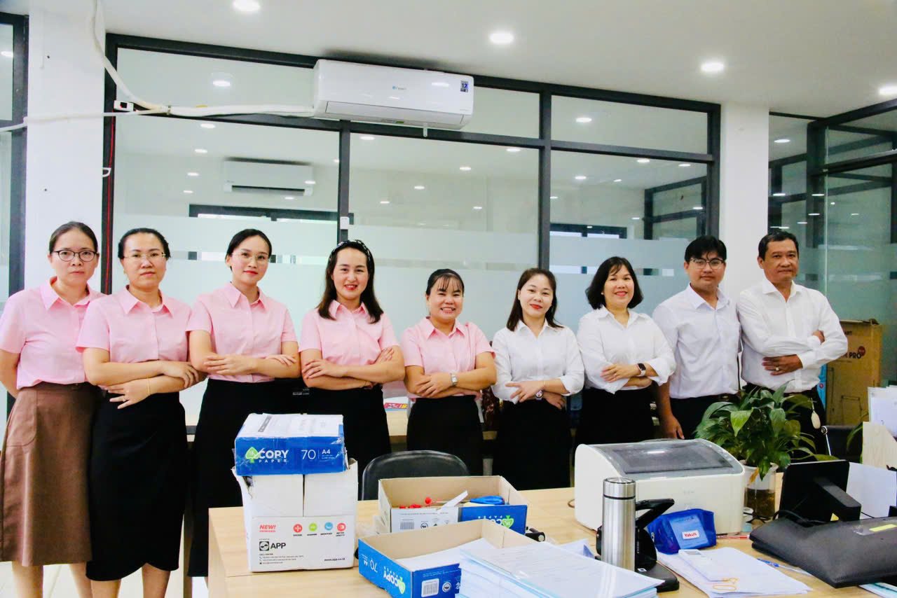 Đội ngũ nhân sự công ty tại văn phòng